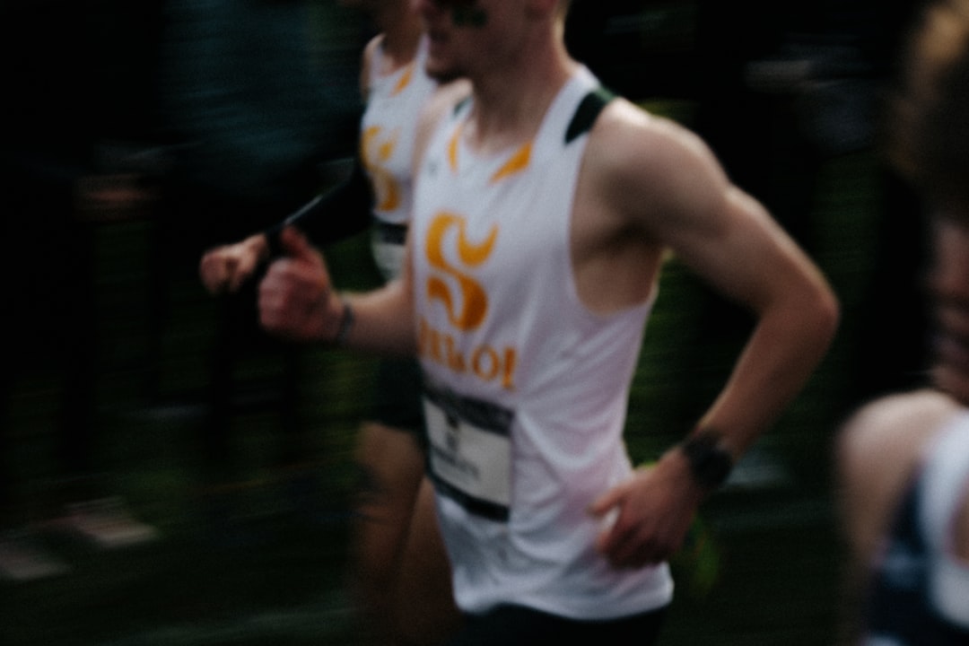 runners-in-a-race-with-motion-blur-hgugotbcm7w